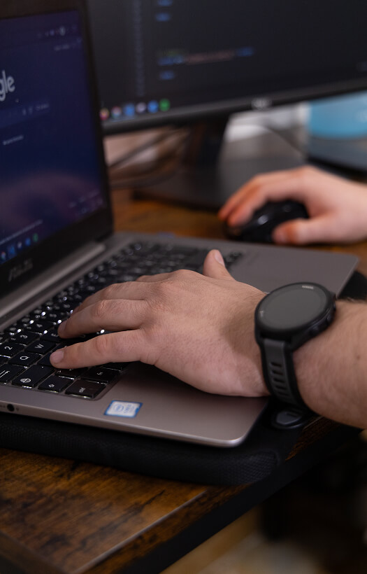 mani che lavorano al pc