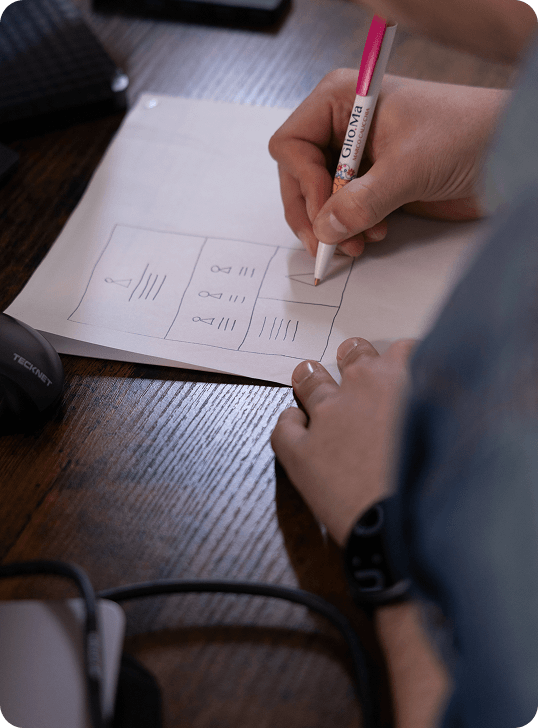 mano che disegna il wireframe di un sito web