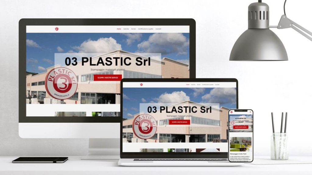 grafica computer desktop, computer portatile e telefono mobile che mostrano il sito dell'azienda 03 Plastic srl
