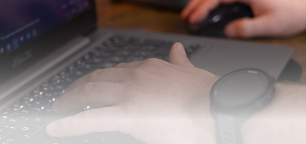 mani che lavorano al pc con overlay bianco sfumato