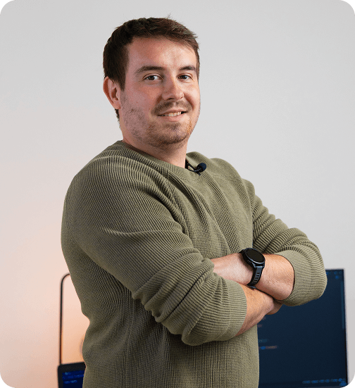 foto di Luca Pesucci Web Designer Freelance con braccia incrociate che sorride